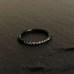 Black Steel Segment Ring Clicker - mit Kristallen in Crystal Clear